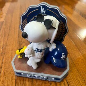 Snoopy & Woodstock Peanuts Joe Cool Los Angeles Dodgers Bobblehead - 53 of 150